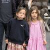 Ben Affleck et sa femme Jennifer Garner vont faire du shopping chez "Toy Crazy" avec leur fille Seraphina (grimace, tire la langue) et une amie à Brentwood, le 10 juin 2015. 
