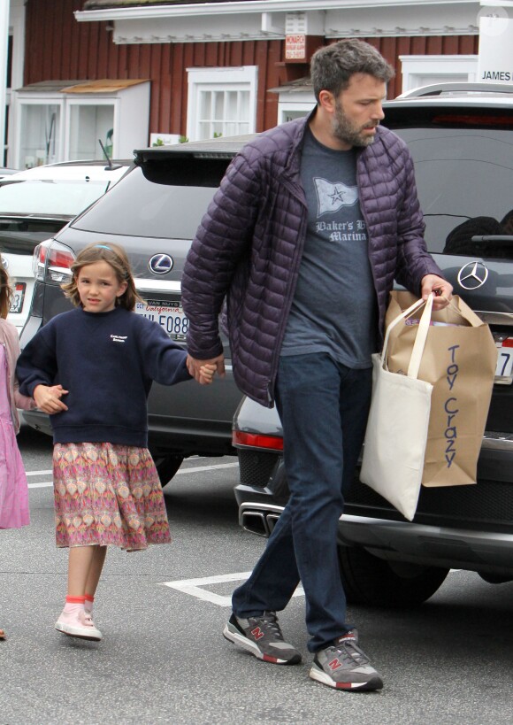 Ben Affleck et sa femme Jennifer Garner vont faire du shopping chez "Toy Crazy" avec leur fille Seraphina et une amie à Brentwood, le 10 juin 2015.  