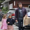 Ben Affleck et sa femme Jennifer Garner vont faire du shopping chez "Toy Crazy" avec leur fille Seraphina et une copine à Brentwood, le 10 juin 2015.