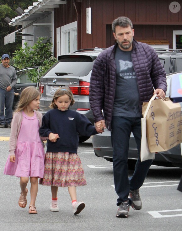 Ben Affleck et sa femme Jennifer Garner vont faire du shopping chez "Toy Crazy" avec leur fille Seraphina et une copine à Brentwood, le 10 juin 2015.