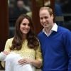Kate Middleton et le prince William avec leur fille la princesse Charlotte de Cambridge à la sortie de la maternité Lindo le 2 mai 2015, à Londres.