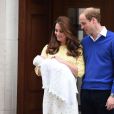  Kate Middleton et le prince William avec leur fille la princesse Charlotte de Cambridge à la sortie de la maternité Lindo le 2 mai 2015, à Londres. 