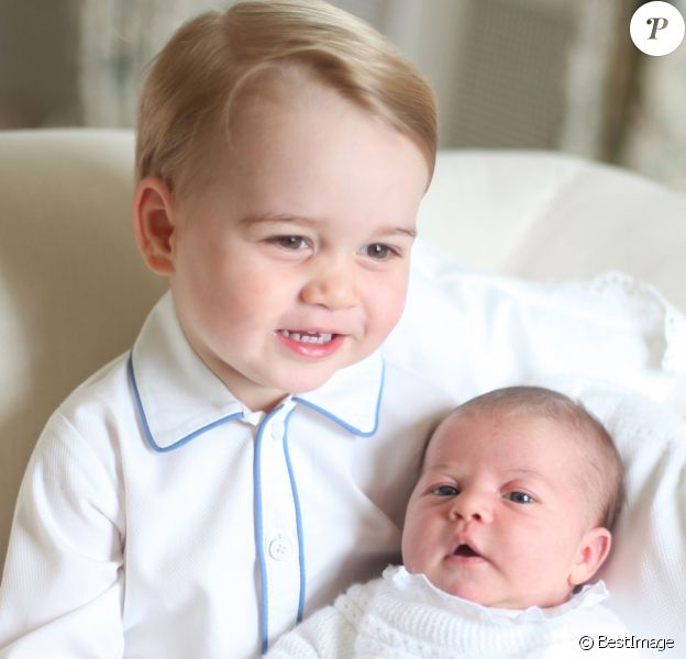 Le prince George et la princesse Charlotte de Cambridge adorables dans les premières photos (réalisées par Kate Middleton) révélées, en juin 2015, par le duc et la duchesse de Cambridge.