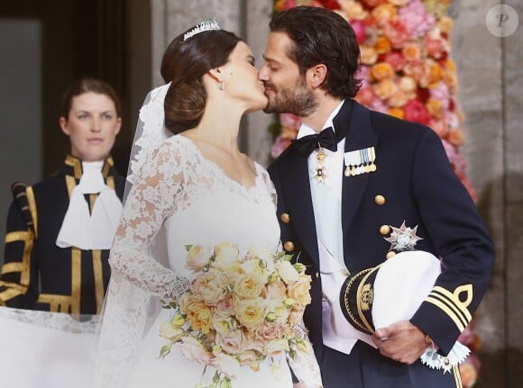 Le prince Carl Philip de Suède embrasse Sofia Hellqvist le jour du mariage à Stockholm le 13 juin 2015  Prince Carl Philip, Sofia Hellqvist - kiss Prince Carl Philips and Sofia Hellqvists wedding, Stockholm, Sweden, arrivals, 2015-06-1313/06/2015 - Stockholm