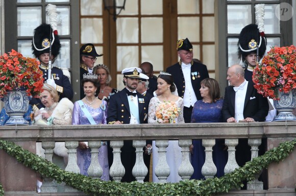 Marianne Bernadotte, comtesse de Wisborg, la reine Silvia de Suède, le prince Carl Philip de Suède et sa femme Sofia Hellqvist, Marie et Erik Hellqvist (les parents de la mariée) - La famille royale de Suède au balcon du palais royal à Stockholm, après la cérémonie de mariage. Le 13 juin 2015  Swedish royal family at the balcony of the royal palace in Stockholm, after the wedding ceremony. On june 13rd 201513/06/2015 - Stockholm