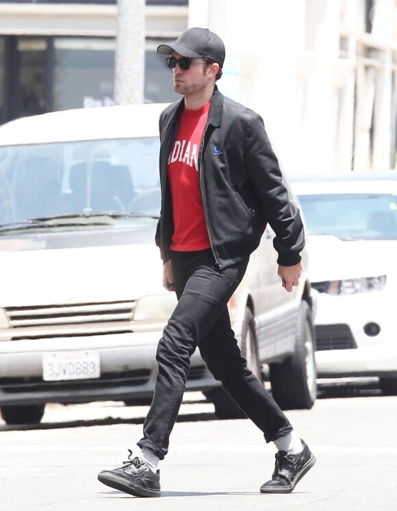 Semi-Exclusif - Robert Pattinson va déjeuner au restaurant à West Hollywood, le 1er juin 2015.  
