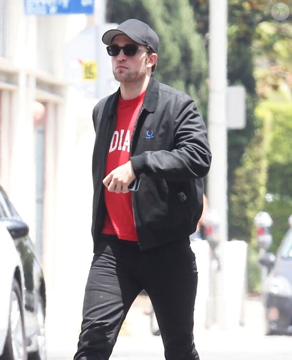 Semi-Exclusif - Robert Pattinson va déjeuner au restaurant à West Hollywood, le 1er juin 2015. 