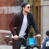 Exclusif - Robert Pattinson fait du vélo dans les rues de New York, le 16 mai 2015 