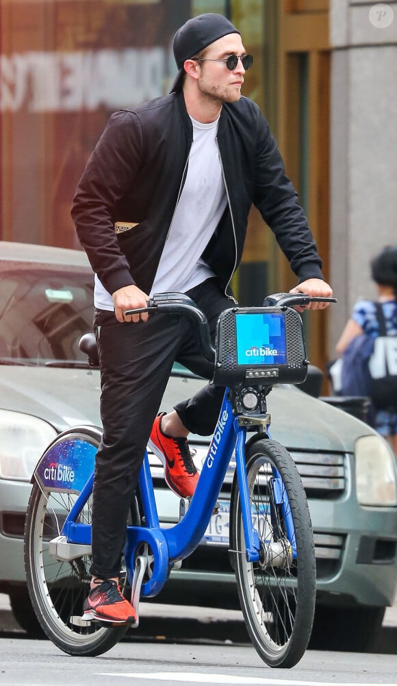 Exclusif - Robert Pattinson fait du vélo dans les rues de New York, le 16 mai 2015 