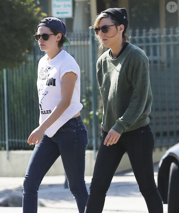 Kristen Stewart et Alicia Cargile se promènent dans les rues de Los Feliz le 8 février 2015.