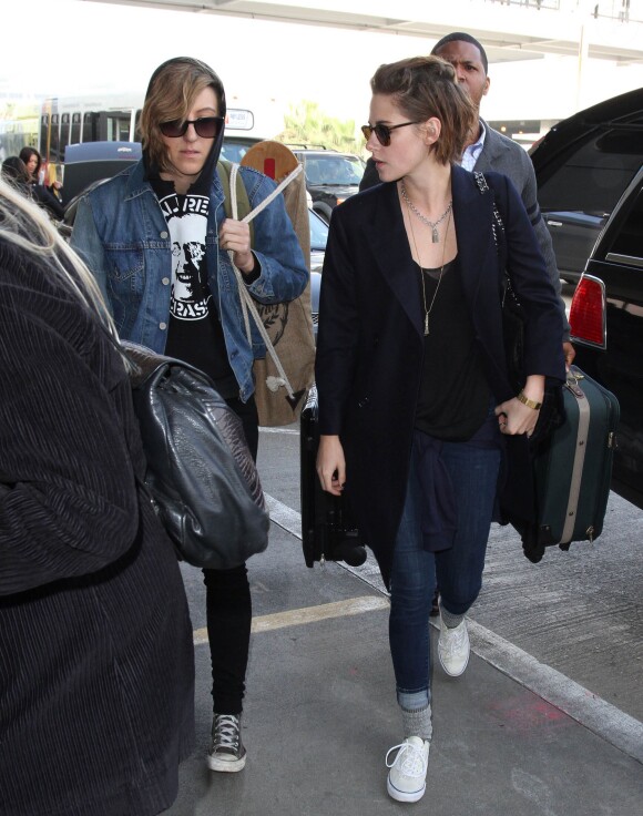 Kristen Stewart prend un vol à l'aéroport de Los Angeles avec sa présumée compagne, Alicia Cargile, le 4 février 2015.