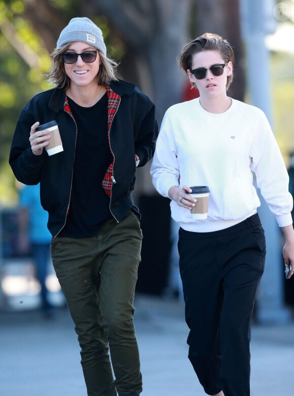 Kristen Stewart est allée chercher son café du matin à emporter accompagnée de son ancienne assistante qui est devenue sa meilleure amie Alicia Cargile à Los Feliz, le 23 janvier 2015.