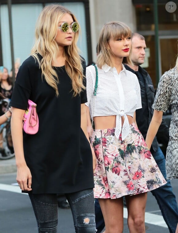 Taylor Swift et Gigi Hadid se promènent dans les rues de New York, le 29 mai 2015  