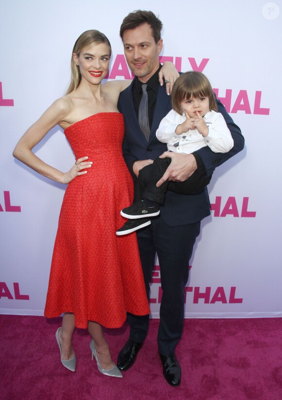 Jaime King, enceinte, son mari Kyle Newman et leur fils James à la soirée "The Arclight Cinemas" à Hollywood, le 27 mai 2015  