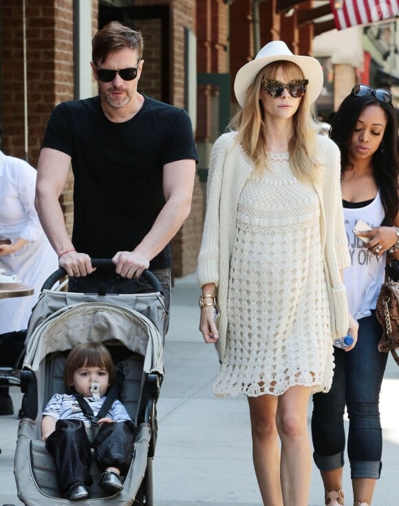 Jaime King ( enceinte )se promène en famille à New York Le 07 mai 2015 