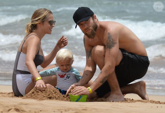 Teresa Palmer et son mari Mark Webber à la plage avec leur petit Bodhi à Hawaï le 2 juin 2015  