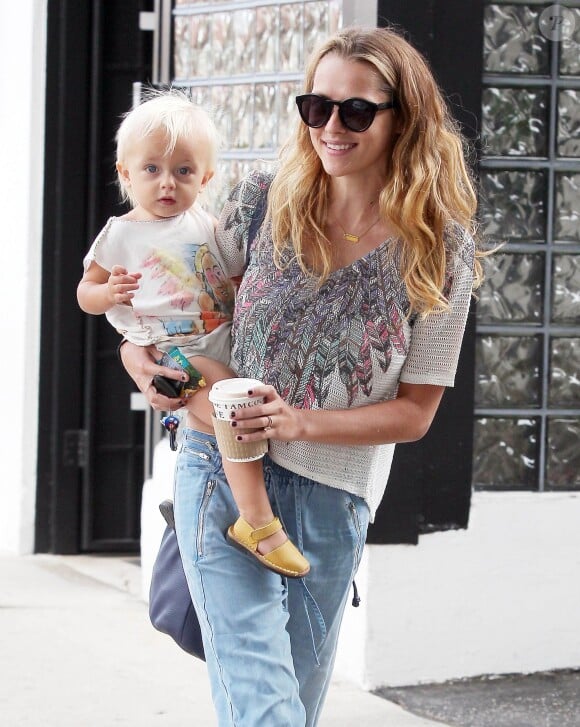 Teresa Palmer va prendre le petit-déjeuner avec son fils Bodhi à Hollywood, le 20 avril 2015.  