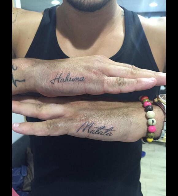 Vivian de Secret STory 8 et des Anges 7 s'est fait faire 4 tatouages, dont un "Hakuna Matata" sur le côté des mains. Juin 2015.