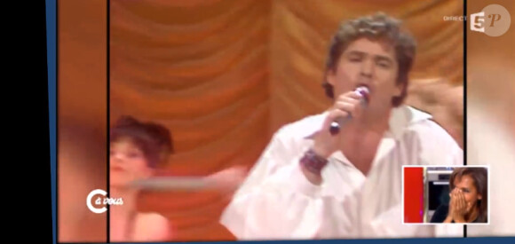 Karine Le Marchand en 1991. Elle était choriste au côté de David Hasselhoff ! - Images diffusées dans l'émission C à vous sur France 5. Juin 2015.