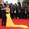 Charlize Theron et Sean Penn - Descente des marches du film "Mad Max : Fury Road" lors du 68e Festival International du Film de Cannes le 14 mai 2015.