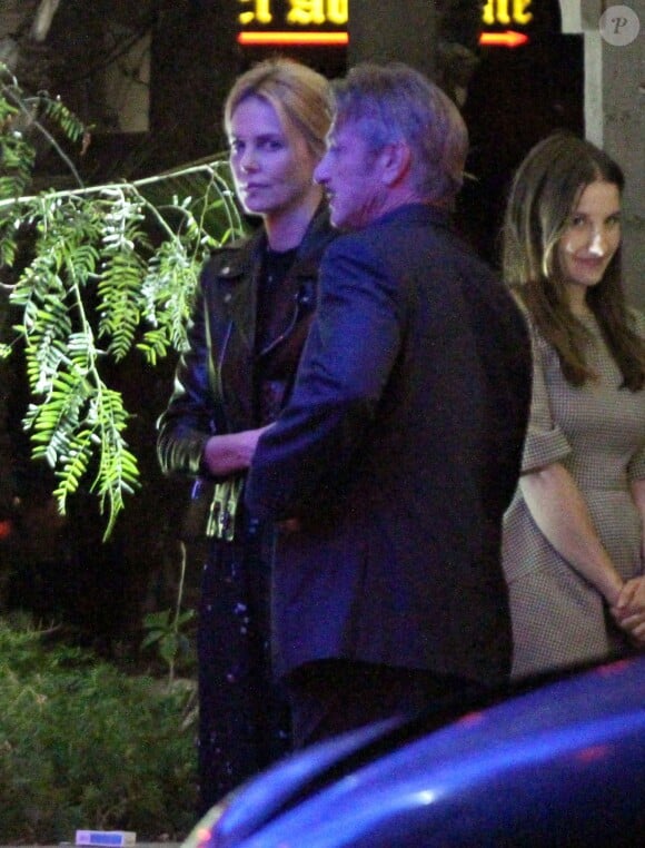 Exclusif - Sean Penn et sa fiancée Charlize Theron à une soirée privée au "Lucy's El Adobe Cafe" à West Hollywood, le 9 avril 2015