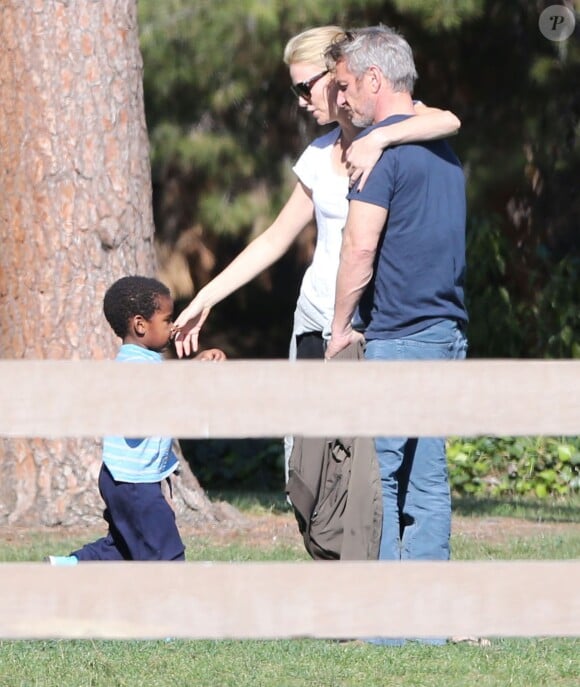 Exclusif - Charlize Theron, son fils Jackson et son compagnon Sean Penn s'amusent dans un parc à Studio City le 8 février 2015