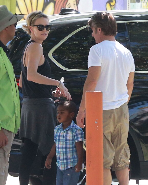 Exclusif - Charlize Theron, Sean Penn et son fils Jackson se promènent à Hollywood, le 3 juin 2014.
