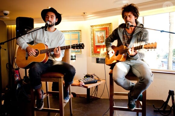 Jérémy Frérot et Florian Delavéga. Showcase du groupe Fréro Delavega au Hard Rock Café à Nice, le 2 février 2015.