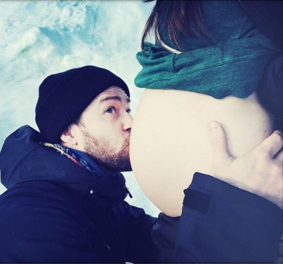Justin Timberlake remercie ses fans pour les messages d'anniversaire et confirme que son épouse Jessica Biel, dont il embrasse le ventre rond, est bien enceinte. Photo publiée le 31 janvier 2015.