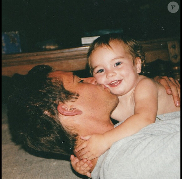 Meadow Walker dans les bras de son regretté papa, l'acteur Paul Walker. La photo a été postée le 21 juin 2015, jour de Fête des pères.