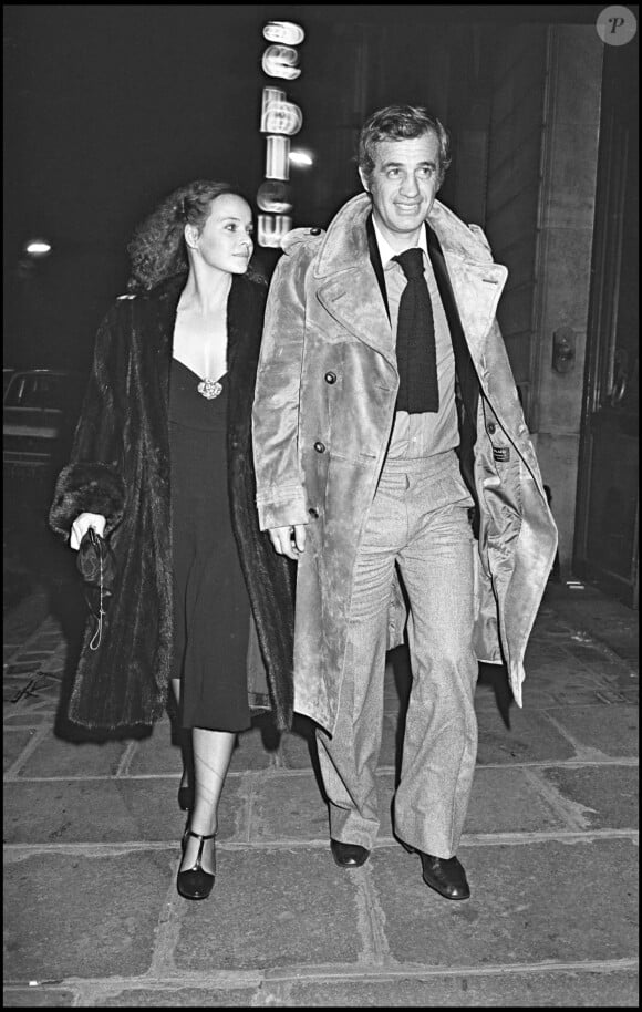 Jean-Paul Belmondo et Laura Antonelli à Paris le 22 novembre 1975.