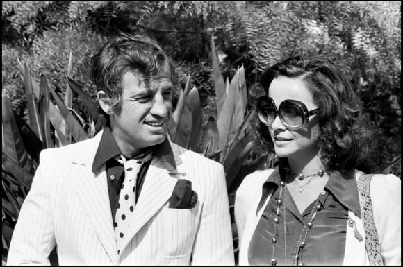 Jean-Paul Belmondo et Laura Antonelli à Cannes en mai 1974.