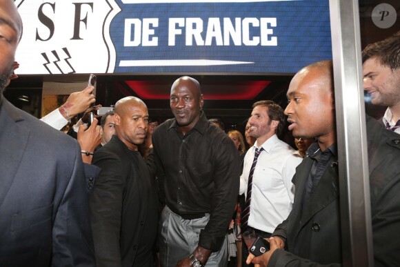 Exclusif - Michael Jordan a passé la nuit du 13 au 14 juin au VIP Room de Paris avec les joueurs du Stade Français du coach Gonzalo Quesada (à gauche de Michael Jordan) qui célébraient leur titre de champion de France de rugby acquis quelques heures plus tôt