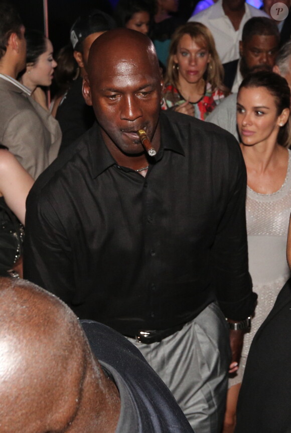 Exclusif - Michael Jordan a passé la nuit du 13 au 14 juin au VIP Room de Paris avec son épouse Yvette Prieto