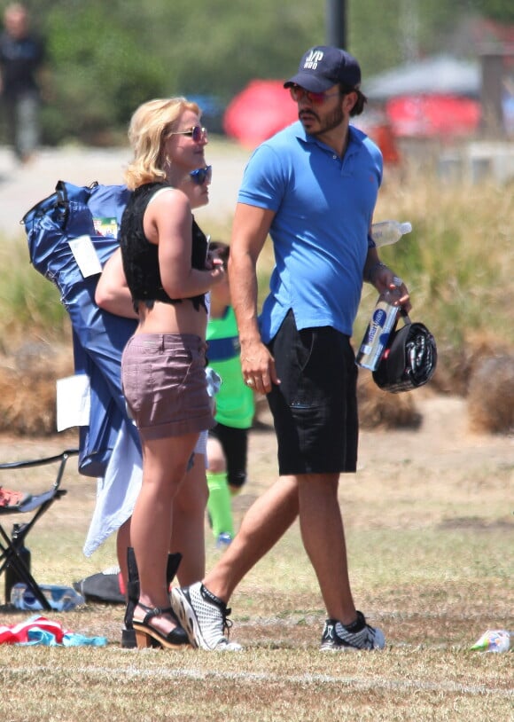 Britney Spears regarde ses fils jouer au football en compagnie de son nouveau petit ami à Woodland Hills le 30 mai 2015.