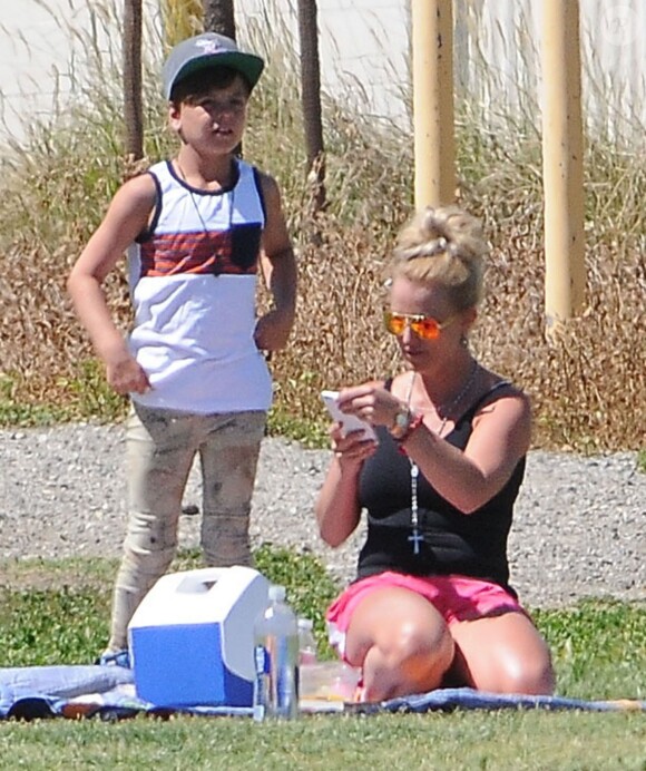 Britney Spears regarde son fils Jayden jouer au football à Woodland Hills en compagnie de son aîné Sean, le 29 mars 2015.