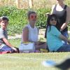 Britney Spears regarde ses fils Sean et Jayden jouer au football en compagnie de son petit ami Charlie Ebersol à Calabasas le 15 mars 2015.