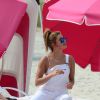 Hailey Baldwin profite d'un après-midi ensoleillé sur une plage de Miami. Le 13 juin 2015.