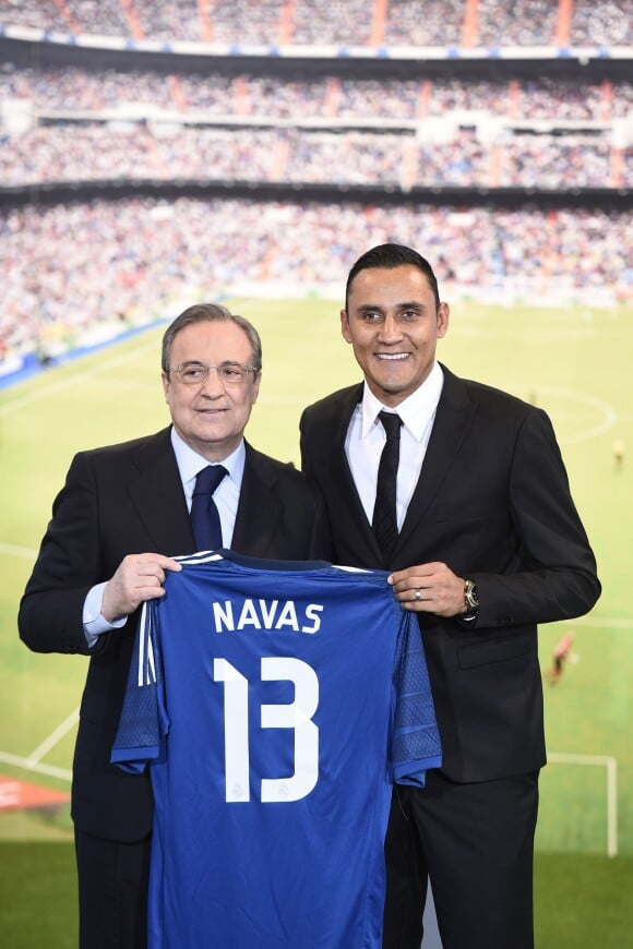 Keylor Navas, gardien de but et nouvelle recrue du Real Madrid, a été officiellement présenté par Florentino Perez à la presse et aux supporters merengue le 5 août 2014 à Santiago Bernabeu.
