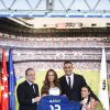 Keylor Navas entouré de son épouse Andrea Salas et la fille de celle-ci, Daniela, avec Florentino Perez. Le gardien de but costaricain, nouvelle recrue du Real Madrid, a été officiellement présenté à la presse et aux supporters merengue le 5 août 2014 à Santiago Bernabeu.
