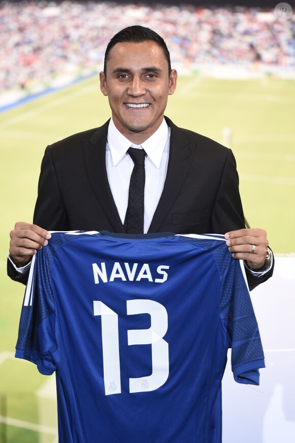 Keylor Navas avec son nouveau maillot. Le gardien de but, nouvelle recrue du Real Madrid, a été officiellement présenté à la presse et aux supporters merengue le 5 août 2014 à Santiago Bernabeu.
