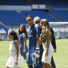 Andrea Salas et sa fille Daniela ont pu applaudir les débuts de Keylor Navas sous le maillot du Real Madrid et faire connaissance avec les supporters merengue lors de sa présentation officielle à Santiago Bernabeu le 5 août 2014.