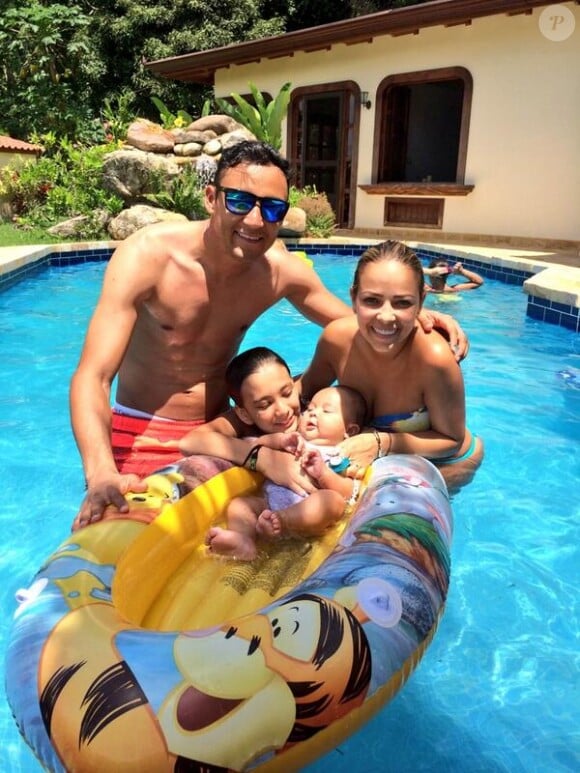Keylor Navas, nouveau gardien de but du Real Madrid, avec sa femme Andrea Salas, leur fils Mateo (né en avril 2014) et Daniela, fille d'Andrea, en juillet 2014