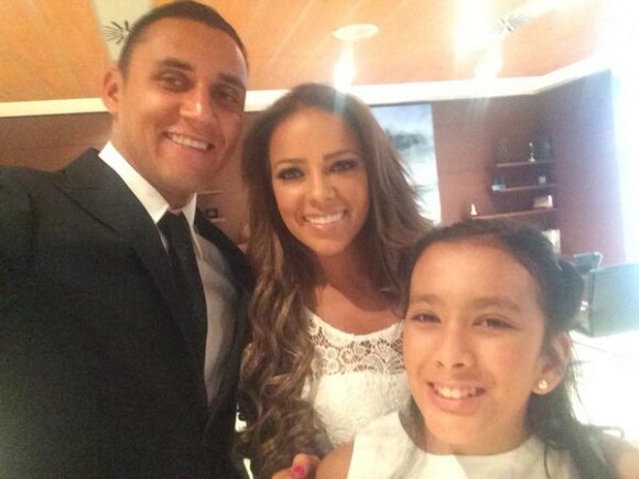 Keylor Navas avec sa femme Andrea Salas et sa belle-fille Daniela le 5 août 2014 lors de sa présentation officielle au Real Madrid.
