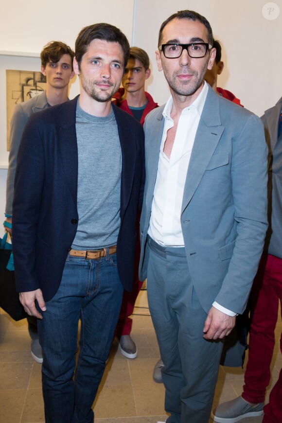 Raphaël Personnaz et Alessandro Sartori (directeur artistique de Berluti) - Défilé Berluti printemps-été 2016 au musée Picasso à Paris le 26 juin 2015.
