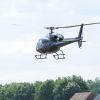 Kim Kardashian et Kanye West prennent un hélicoptère pour se rendre au festival de Glastonbury le 27 juin 2015.