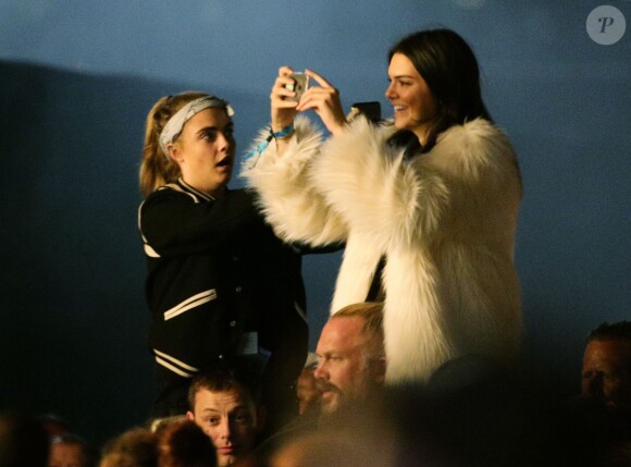 Kendall Jenner et Cara Delevingne assistant au concert de Kanye West au festival Glastonbury, le samedi 27 juin.
