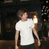 Louis Tomlinson, du groupe One Direction, à la sortie de la boite de nuit "Cirque le Soir " à 4h du matin, à Londres, le 22 avril 2015 