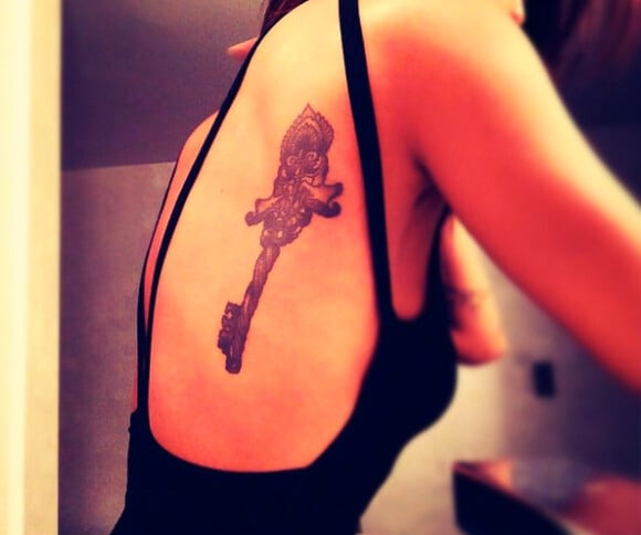 Shy'm dévoile un nouveau tatouage sur Instagram. Un jolie cadenas. Juin 2015.
