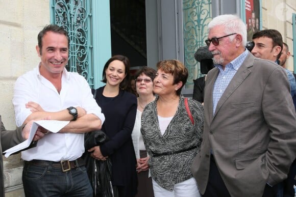 L'acteur Jean Dujardin avec sa compagne Nathalie Péchalat enceinte et son père Jacques et sa maman - Jean Dujardin et sa compagne Nathalie Péchalat à l'inauguration du cinéma communal Jean Dujardin à Lesparre-Médoc accompagné de ses parents le 27 juin 2015.